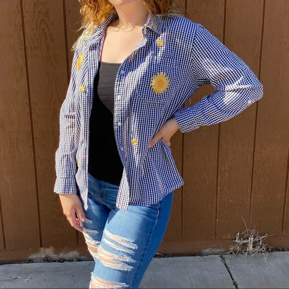 🍄 Gingham and Sunflower Button Down - Picture 1 of 12